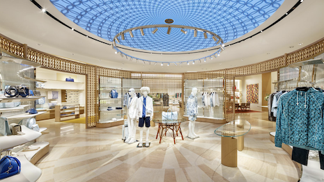 Boutique Louis Vuitton - Picture gallery  Louis vuitton store, Store  architecture, Louis vuitton